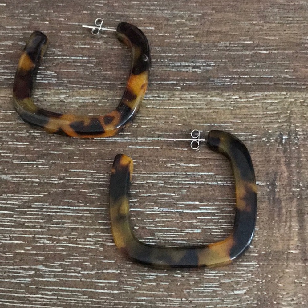 Tortoiseshell square hoop earrings